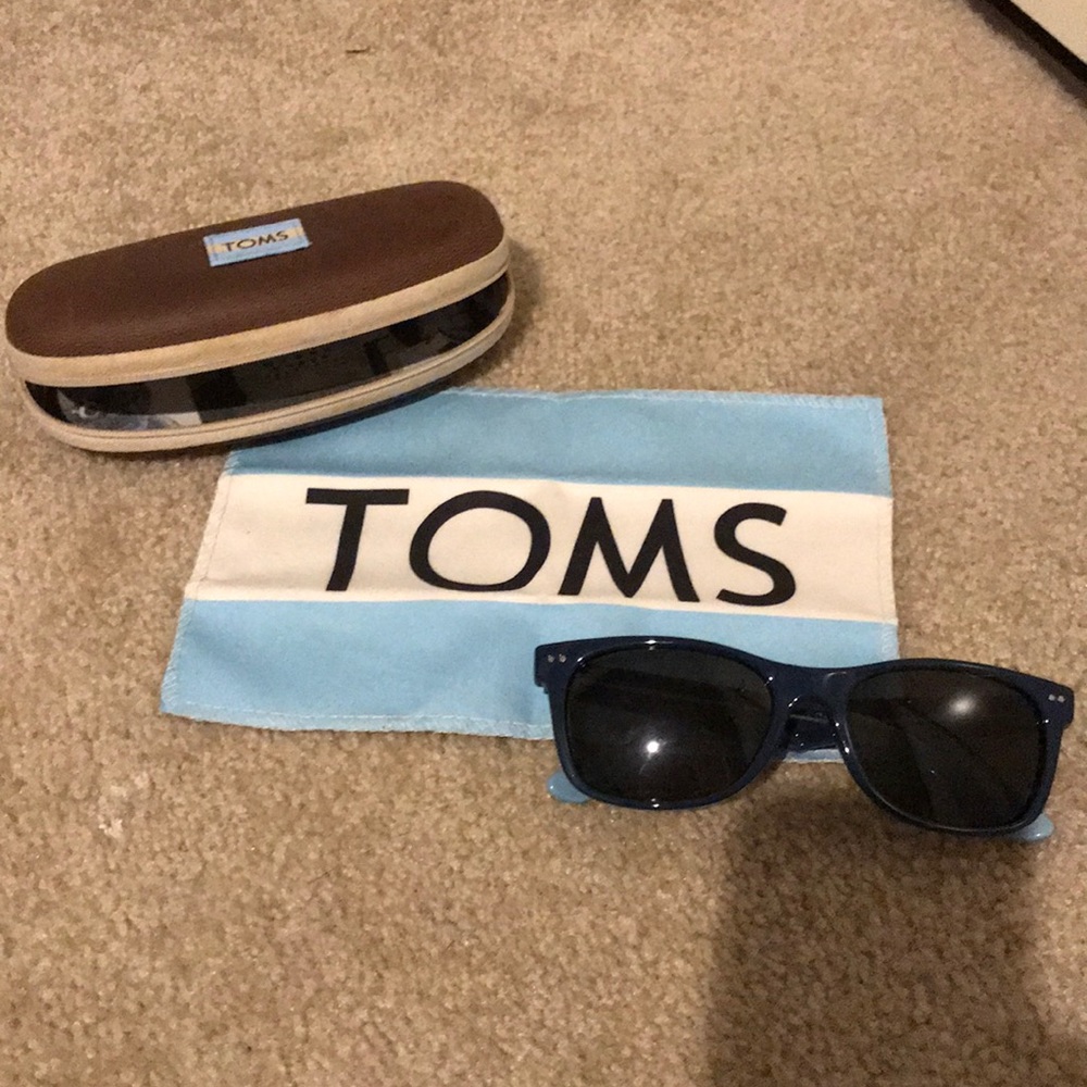 Toms Navy Sunglasses/Case/Cloth